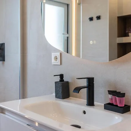 Newly Renovated Sunlit 3 Bdrm Apt With Stunning Views * Marbella