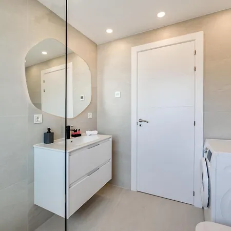 Newly Renovated Sunlit 3 Bdrm Apt With Stunning Views