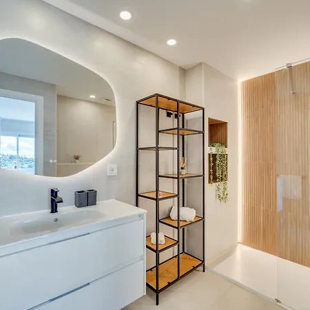 Newly Renovated Sunlit 3 Bdrm Apt With Stunning Views Apartment *