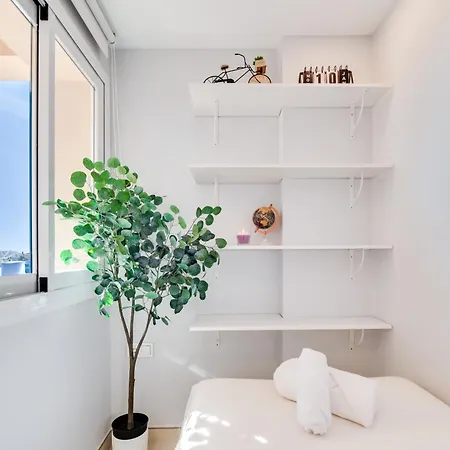 Newly Renovated Sunlit 3 Bdrm Apt With Stunning Views Apartment *