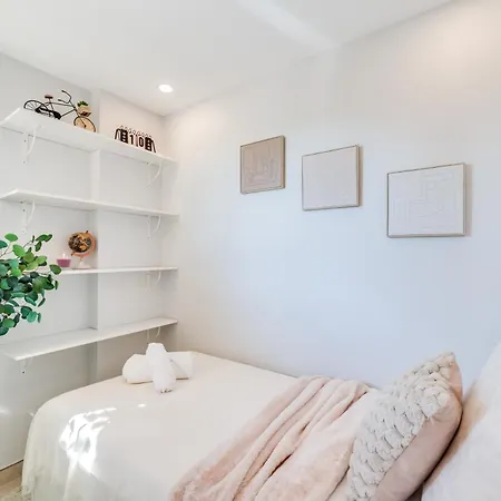 Apartment Newly Renovated Sunlit 3 Bdrm Apt With Stunning Views *