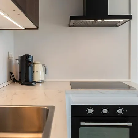 Apartment Newly Renovated Sunlit 3 Bdrm Apt With Stunning Views