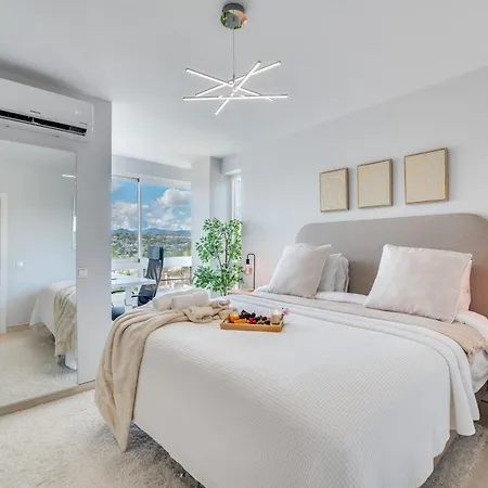 Apartment Newly Renovated Sunlit 3 Bdrm Apt With Stunning Views