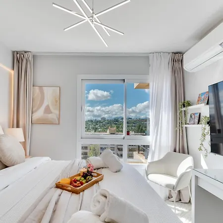 Newly Renovated Sunlit 3 Bdrm Apt With Stunning Views