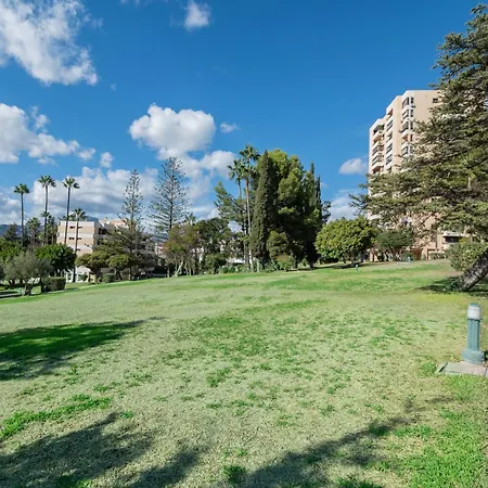 Newly Renovated Sunlit 3 Bdrm Apt With Stunning Views *