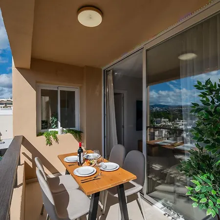 Apartment Newly Renovated Sunlit 3 Bdrm Apt With Stunning Views