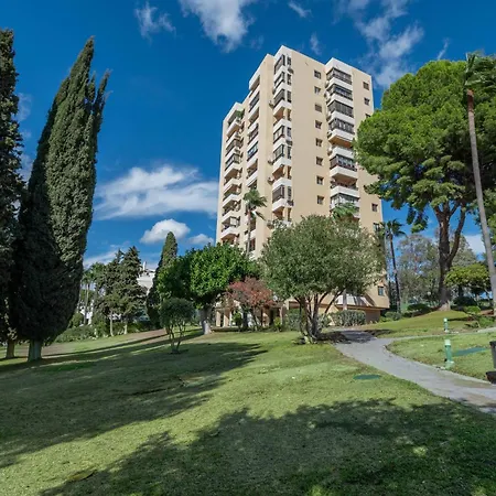 Apartment Newly Renovated Sunlit 3 Bdrm Apt With Stunning Views *