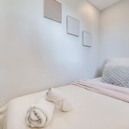 Newly Renovated Sunlit 3 Bdrm Apt With Stunning Views Apartment
