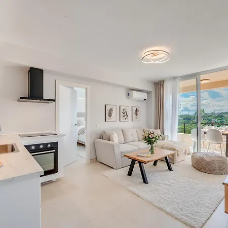 Apartment Newly Renovated Sunlit 3 Bdrm Apt With Stunning Views *
