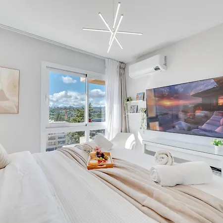 Newly Renovated Sunlit 3 Bdrm Apt With Stunning Views *