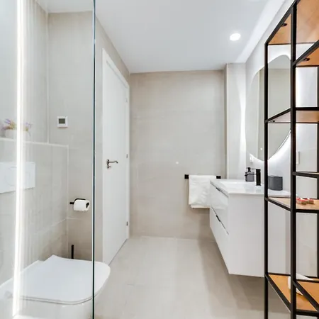 Newly Renovated Sunlit 3 Bdrm Apt With Stunning Views Apartment