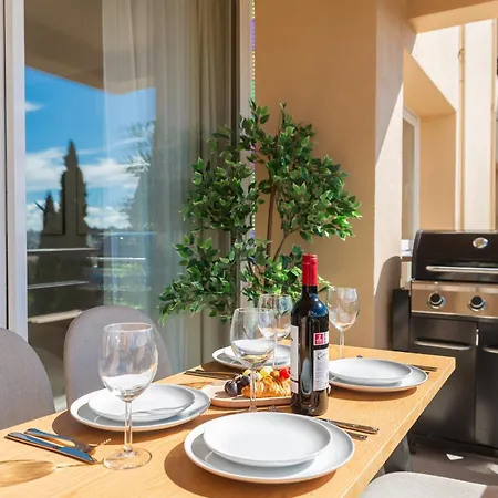 Apartment Newly Renovated Sunlit 3 Bdrm Apt With Stunning Views *