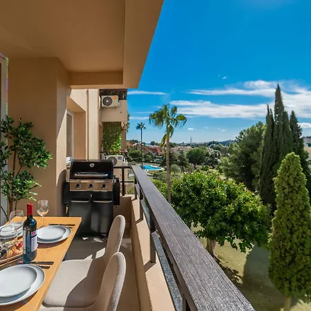 Apartment Newly Renovated Sunlit 3 Bdrm Apt With Stunning Views *