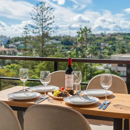 Apartment Newly Renovated Sunlit 3 Bdrm Apt With Stunning Views
