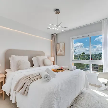 Apartment Newly Renovated Sunlit 3 Bdrm Apt With Stunning Views *