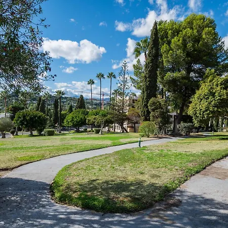 Apartment Newly Renovated Sunlit 3 Bdrm Apt With Stunning Views